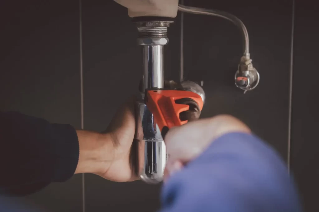 Instalatér při práci