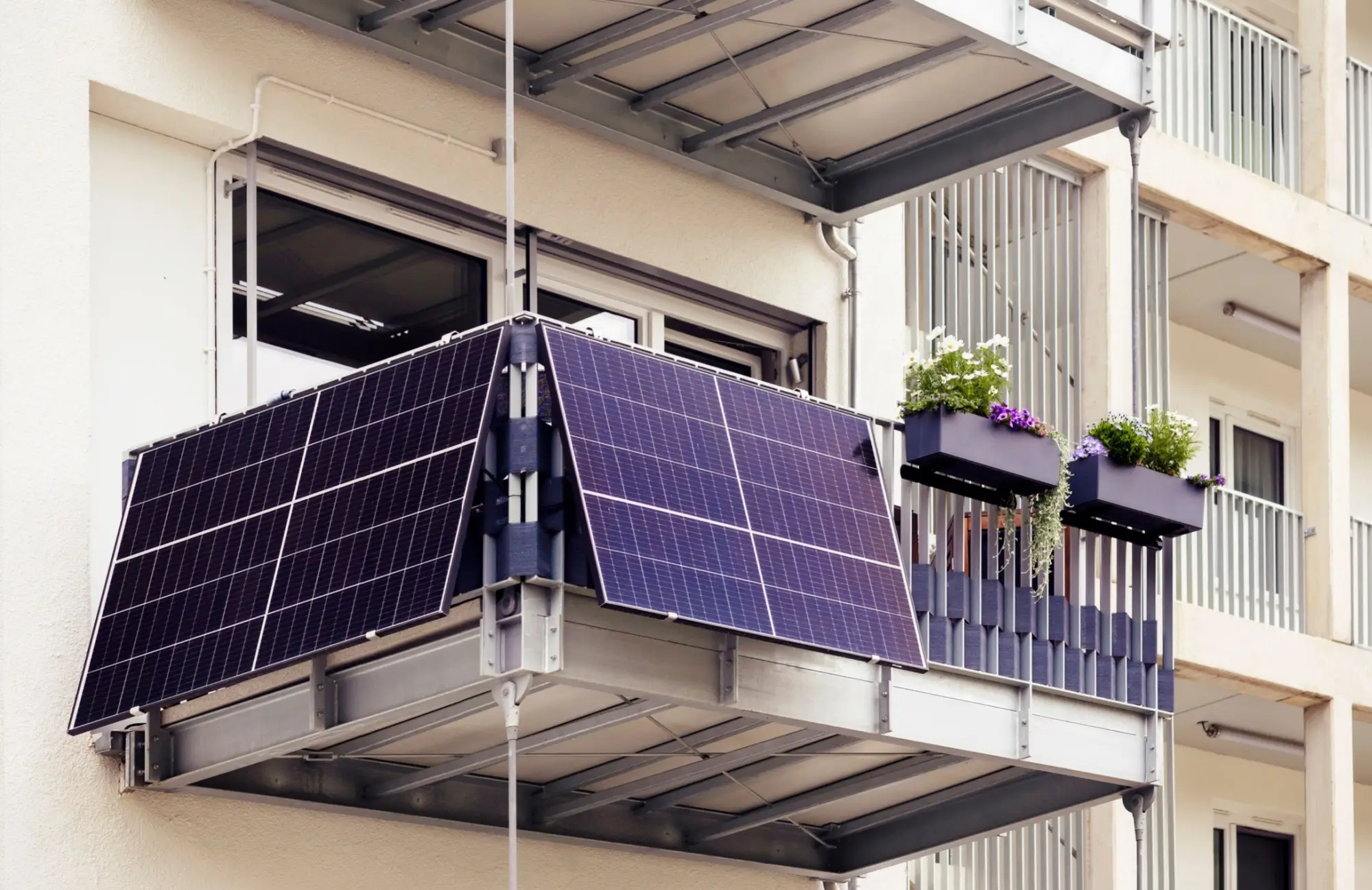 Sol&aacute;rn&iacute; panely na balkoně