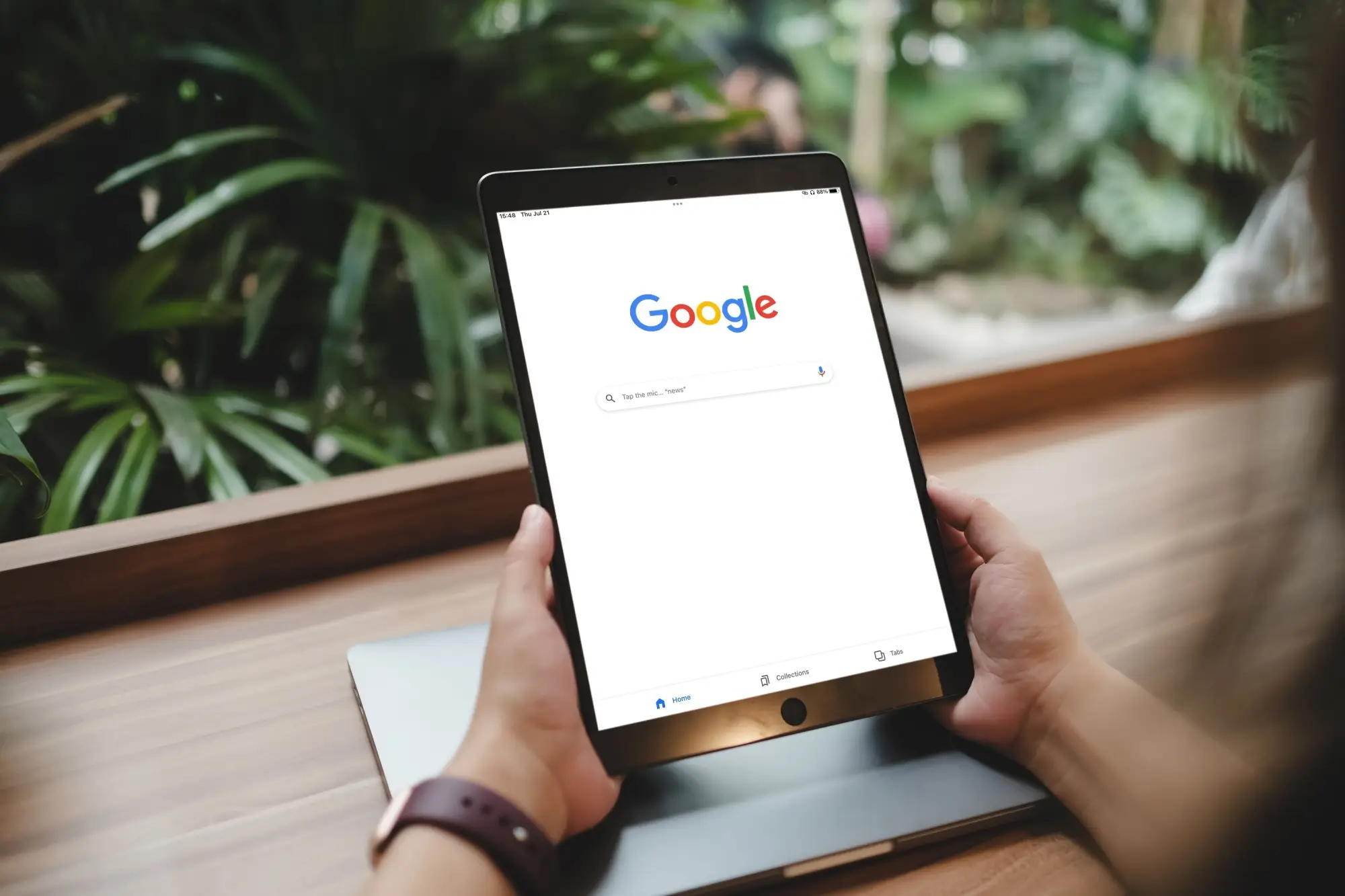 Google na obrazovce tabletu