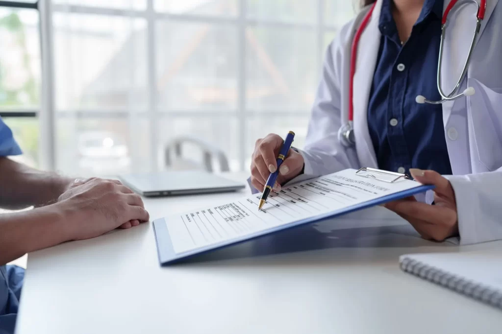  L&eacute;kař konzultuje zdravotn&iacute; dokumentaci s pacientem