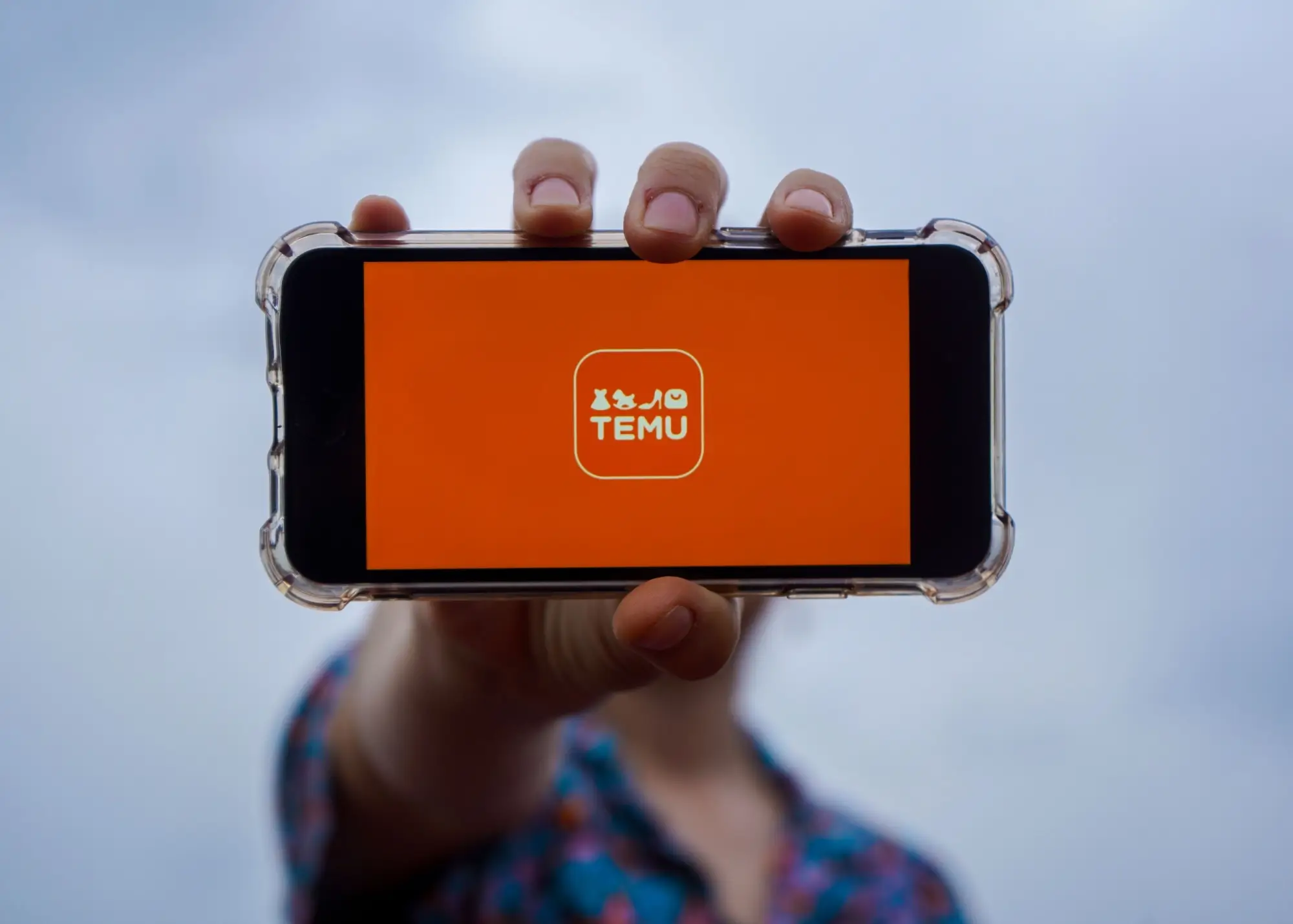 Logo Temu na obrazovce Smartphonu