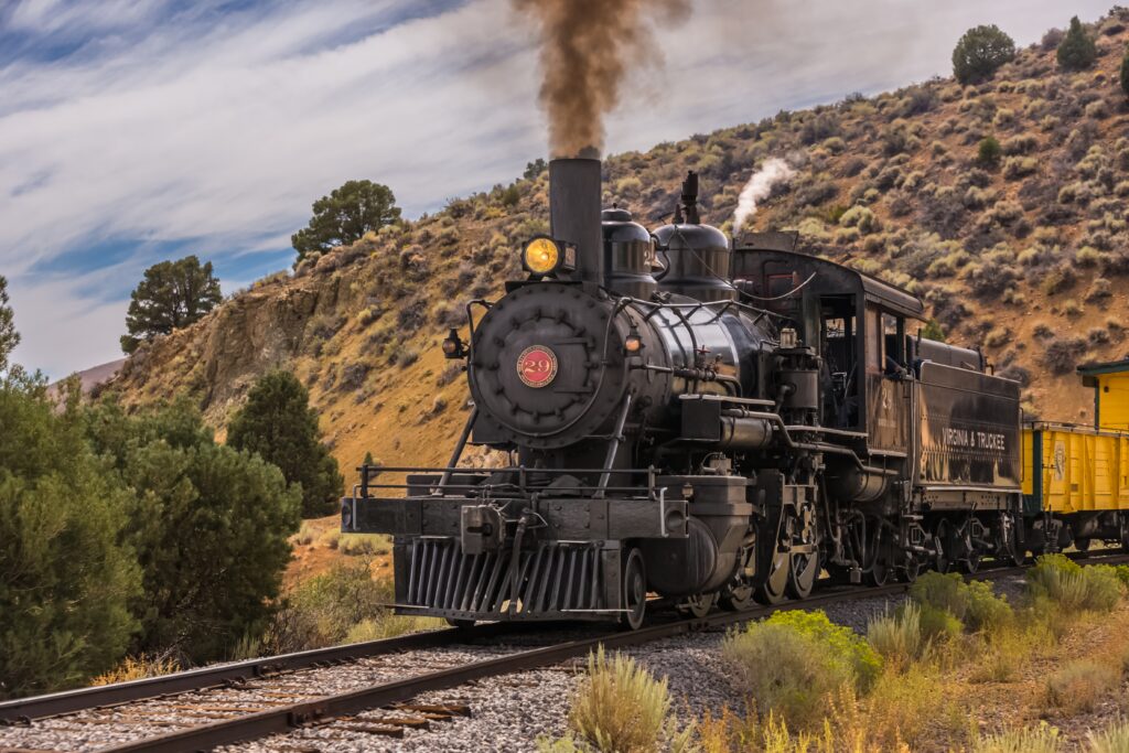 Parní lokomotiva projíždí krajinou