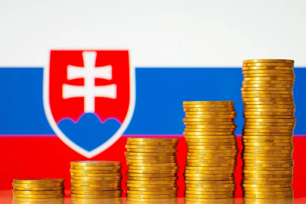 Hromady minc&iacute; před slovenskou vlajkou