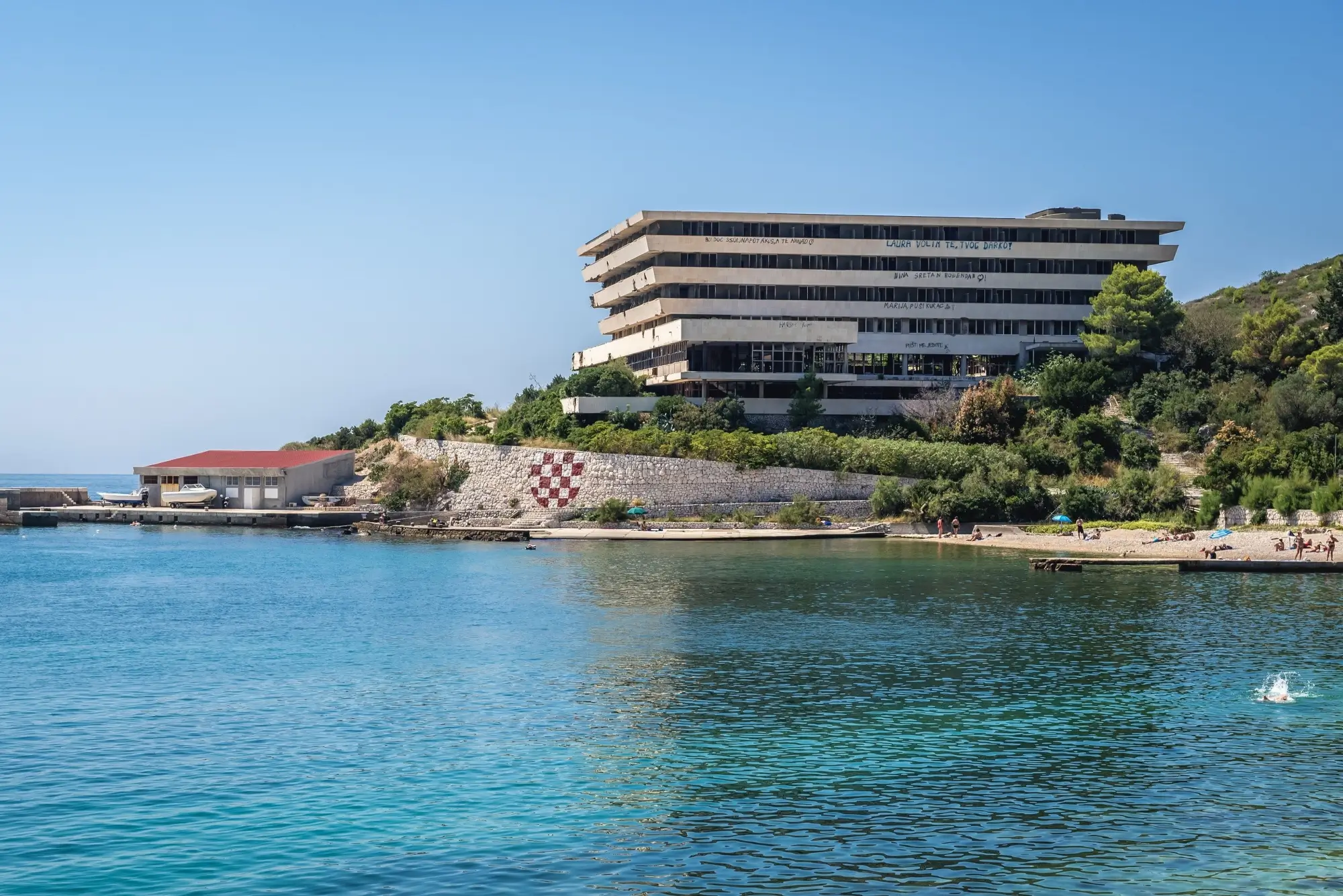 Budova hotelu Pelegrin v Chorvatsku