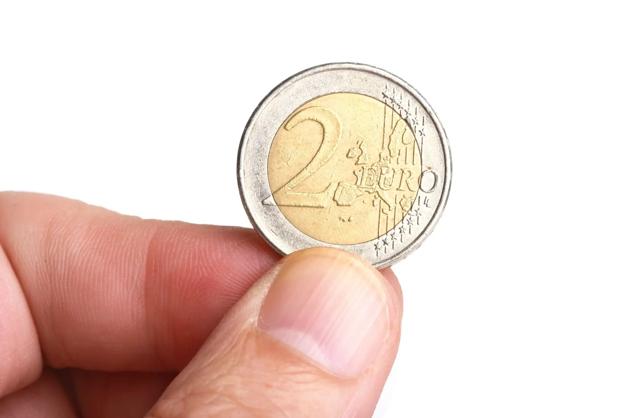 2eurová mince v prstech