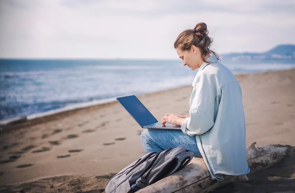 žena pracuje na pl&aacute;ži