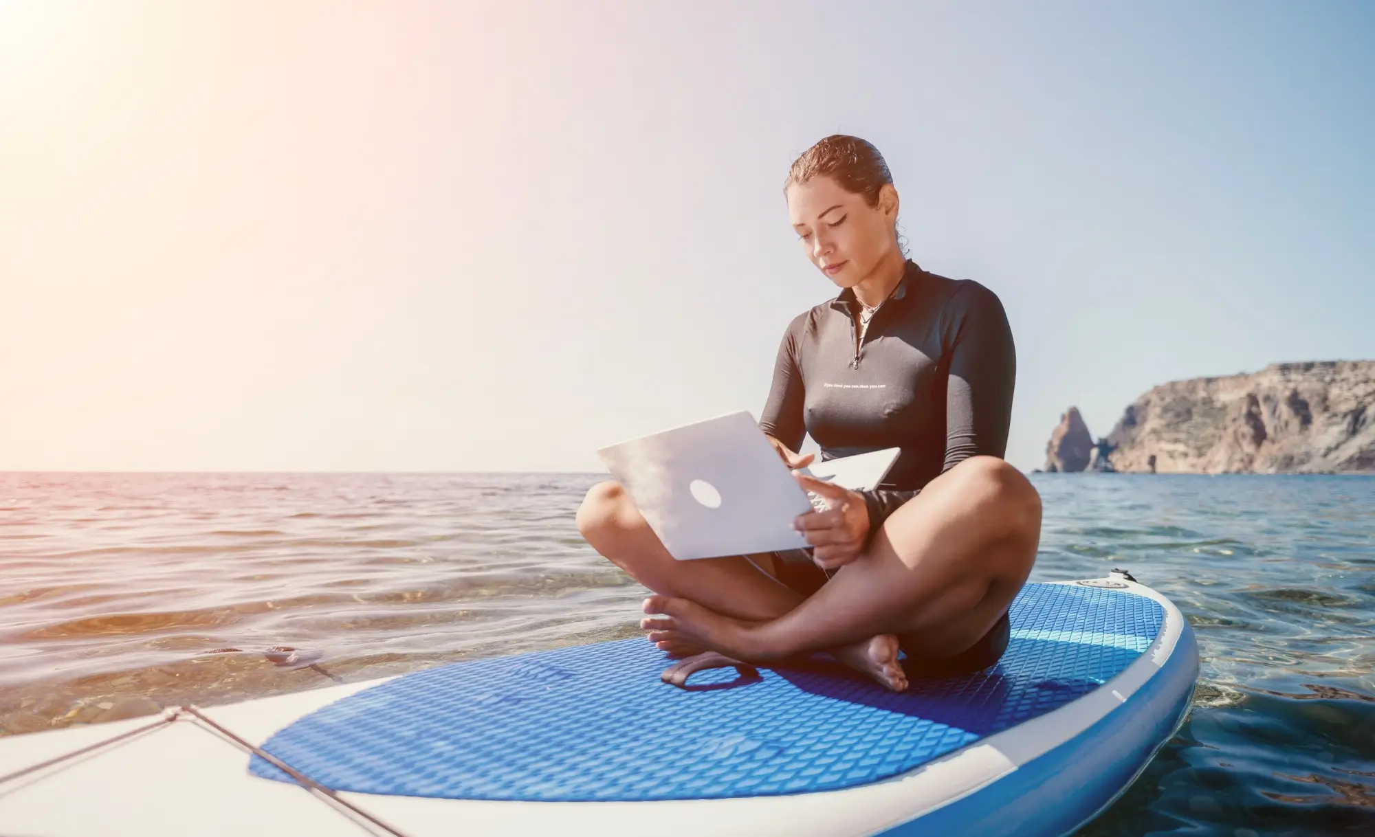 Žena s notebookem na moři