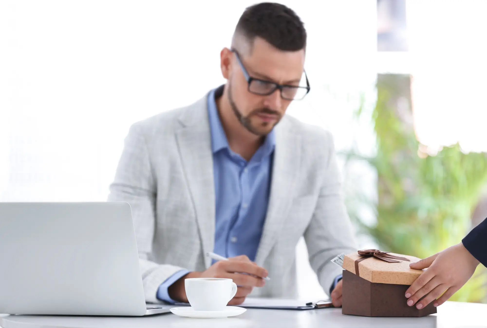 Úředník přijímá dárek