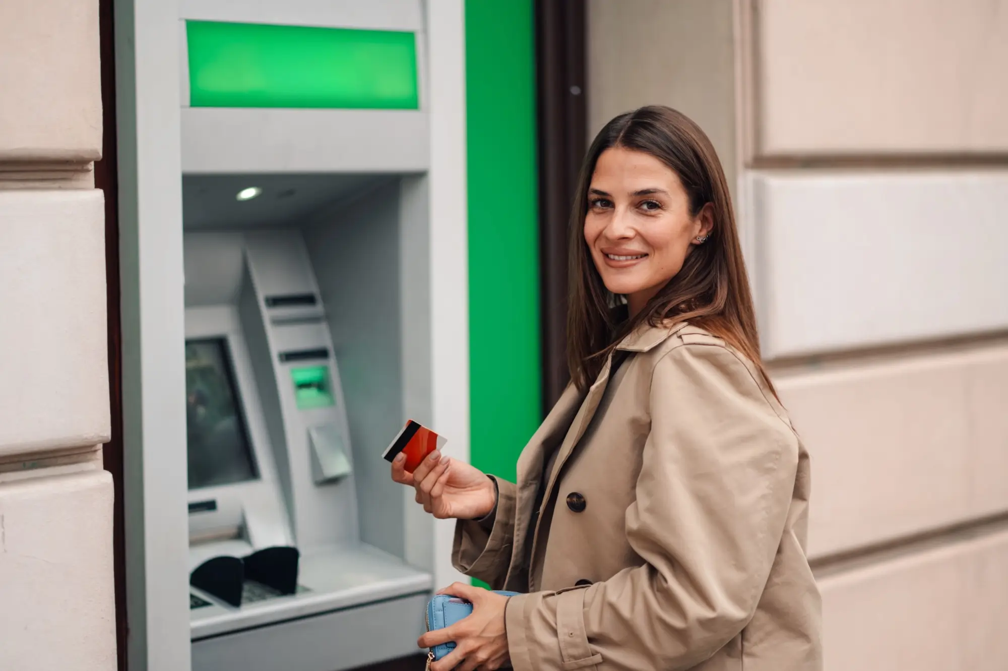 Čechy zaskočil výpadek bankomatů. Proč si nemohou vybrat vlastní peníze?