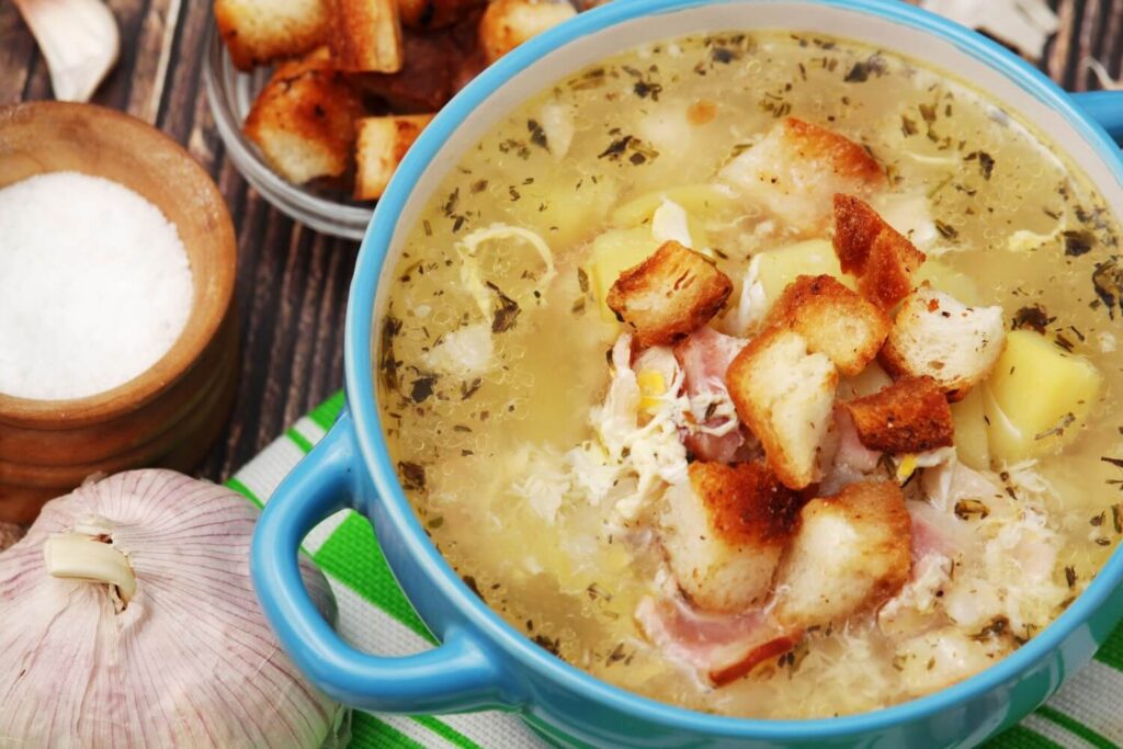 V talíři je česnečka.