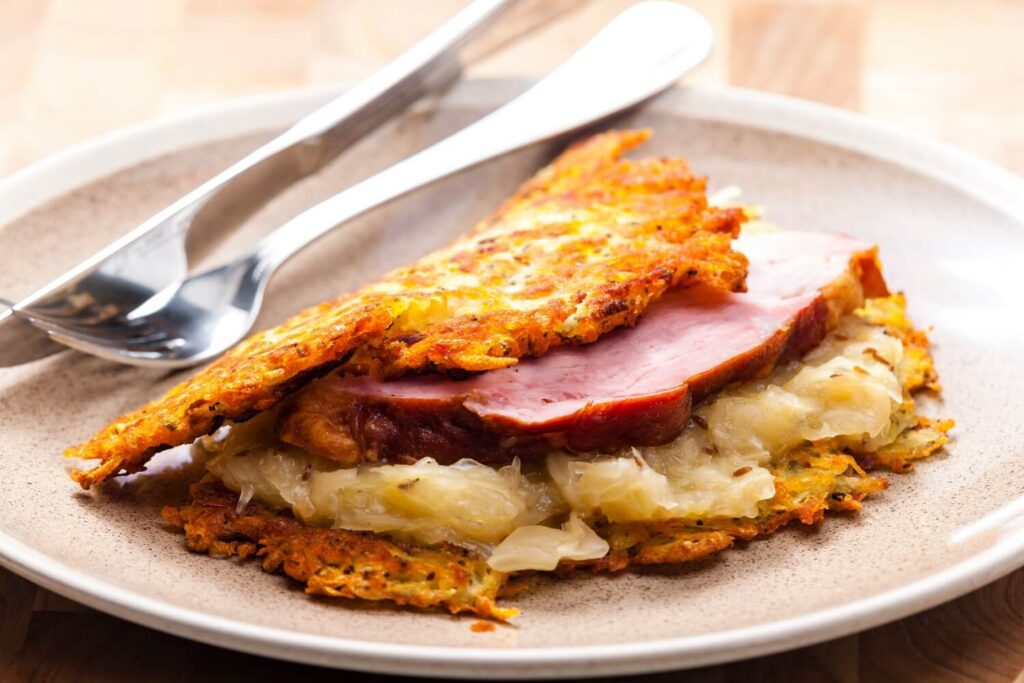 Bramborák s masem a zelím.