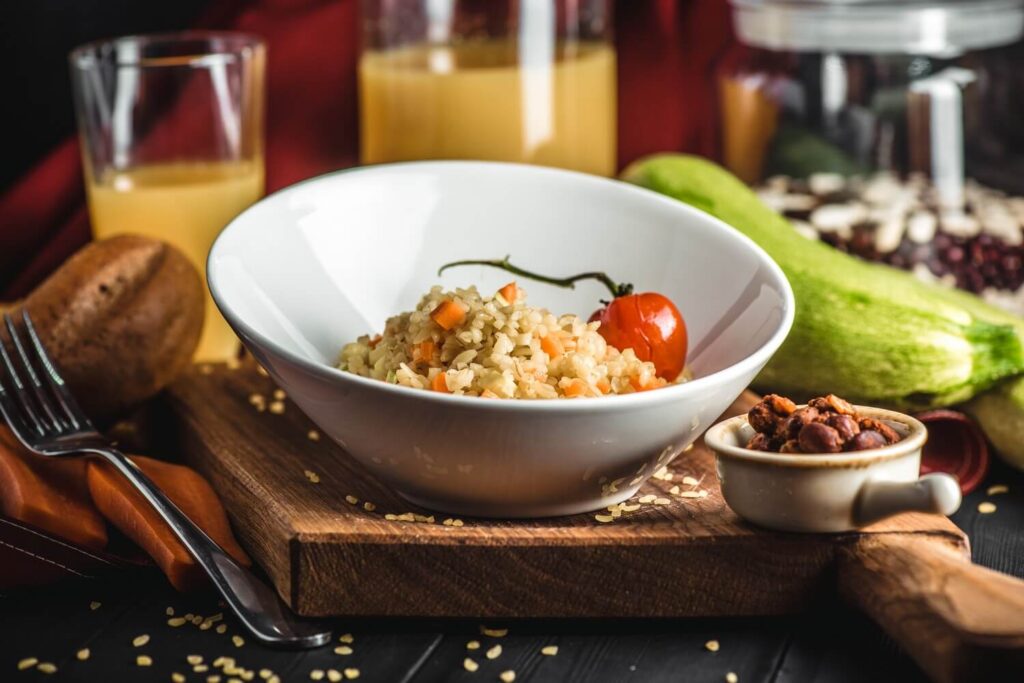 Talíř s fazolemi a kroupami.