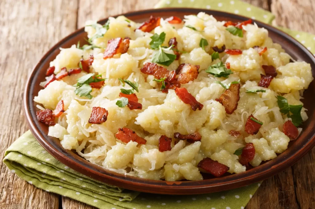 Tradičn&iacute; brynzov&eacute; halu&scaron;ky se slaninou