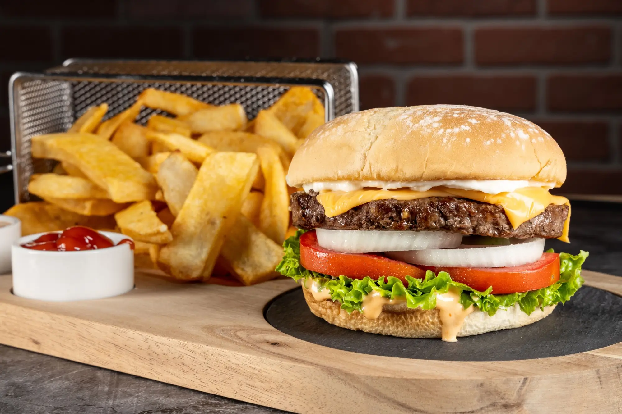 Hamburger a dal&scaron;&iacute; pokrmy z fastfoodů