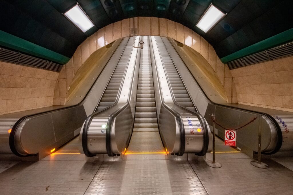 Pražské metro Jiřího z Poděbrad, pohled na jezdící schody