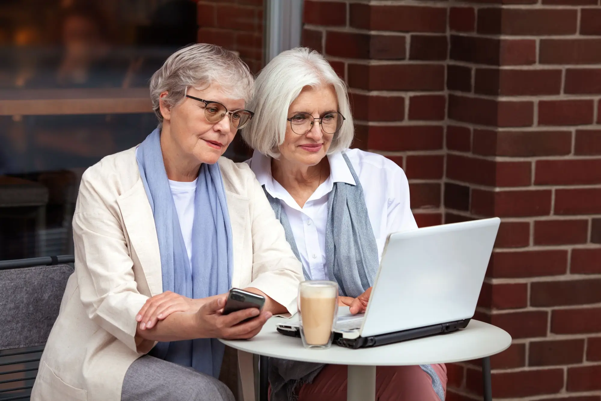 Důchodci, kteří začali podnikat. Inspirace pro každého, kdo nechce sedět doma