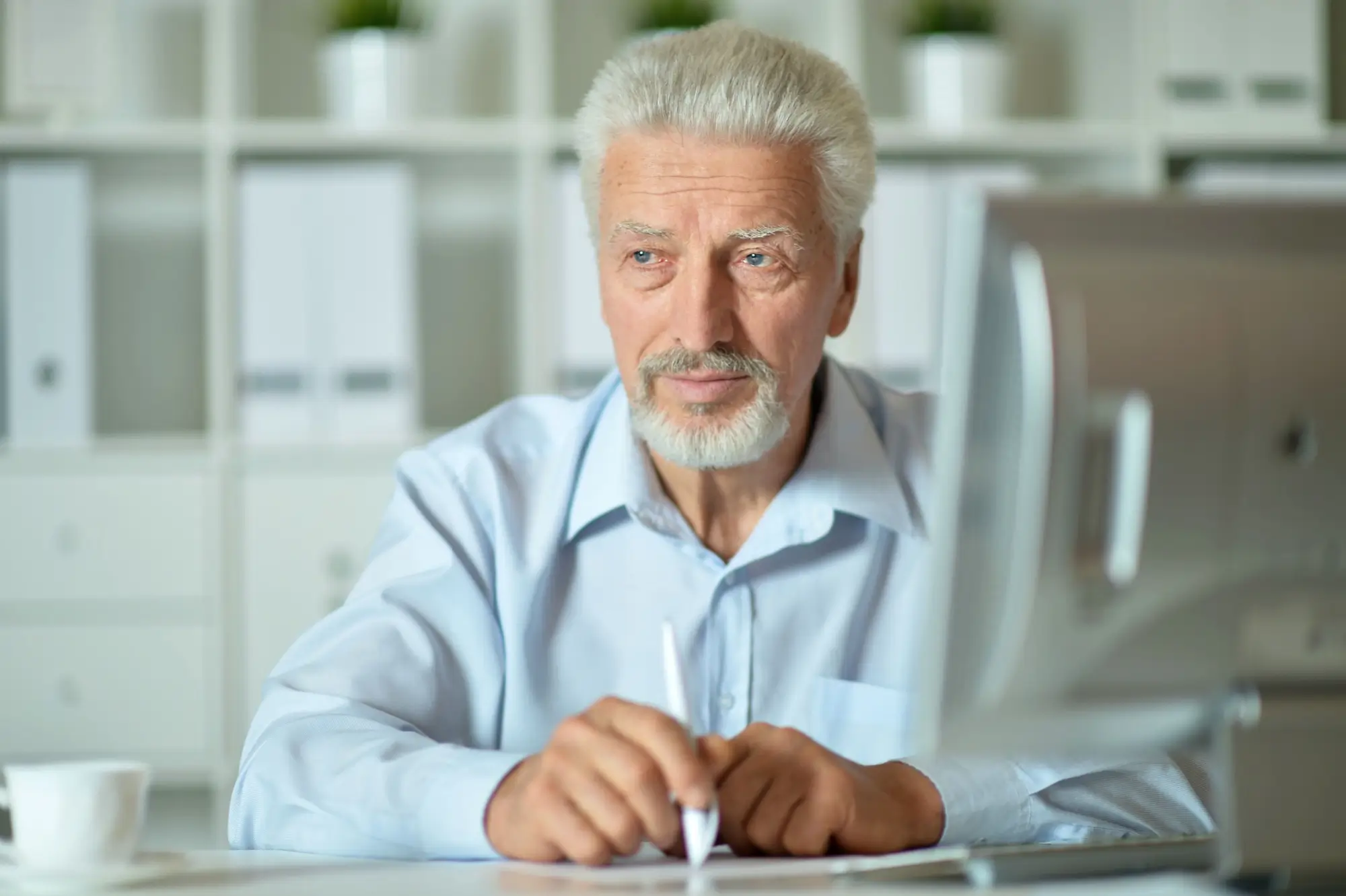 Starší muž u počítače