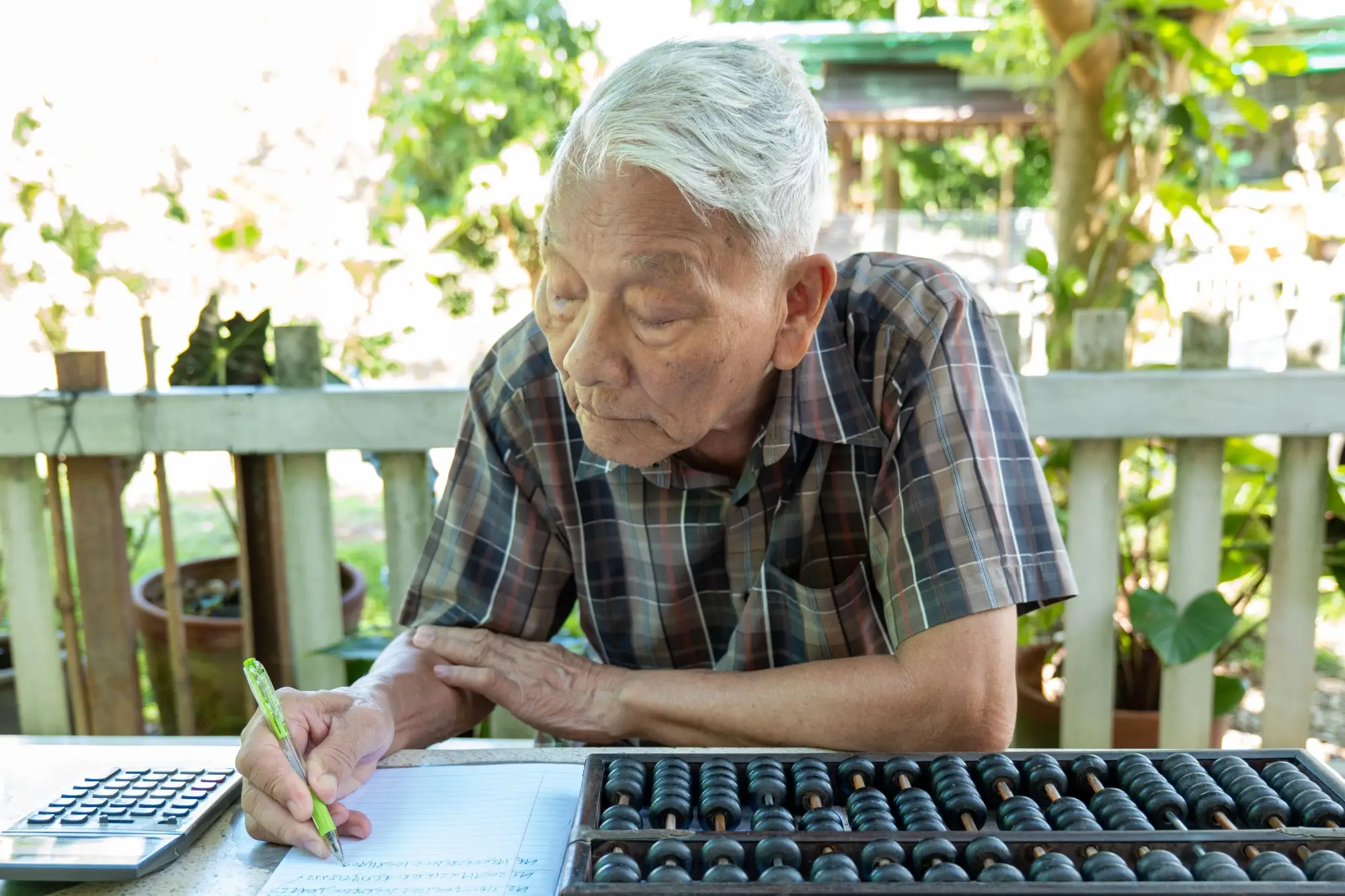 Čínský důchodce u počítače