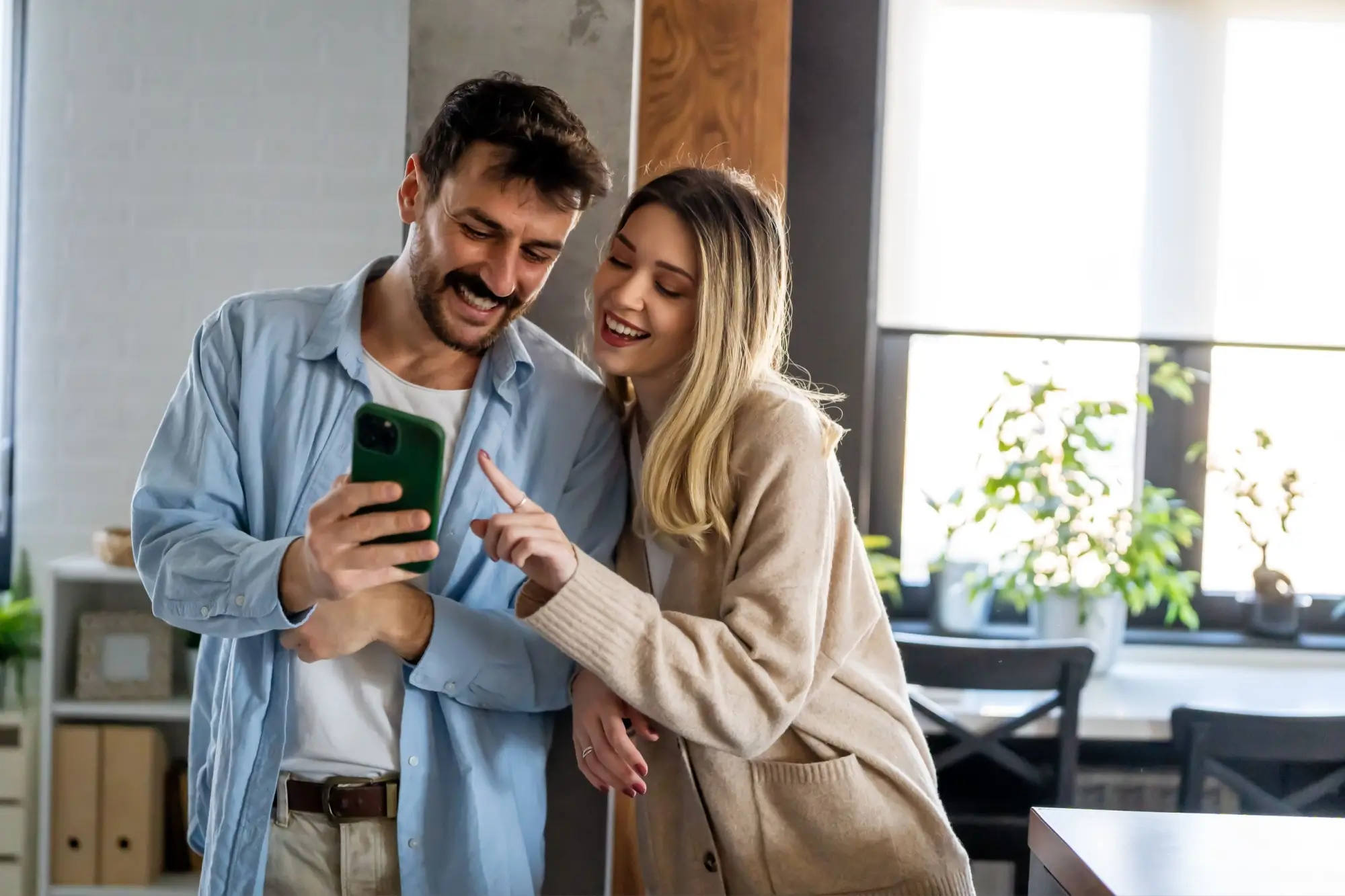 Šťastný muž a žena s mobilním telefonem