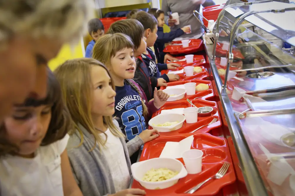 děti ve &scaron;koln&iacute; j&iacute;delně