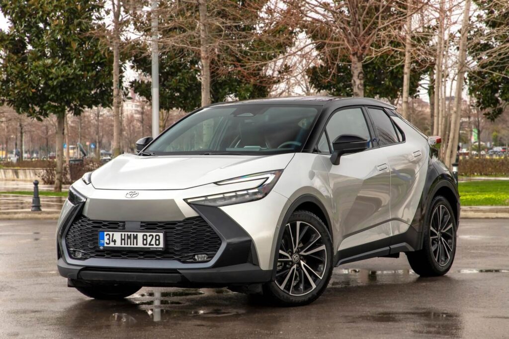 Toyota C-HR stoj&iacute; na mokr&eacute; zemi.