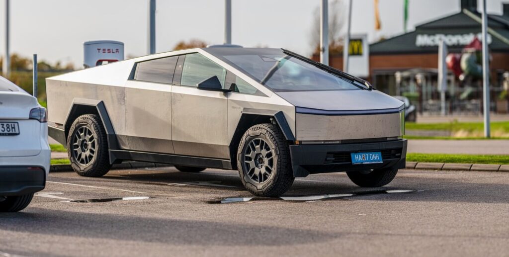 Tesla Cybertruck stoj&iacute; na parkovi&scaron;ti.