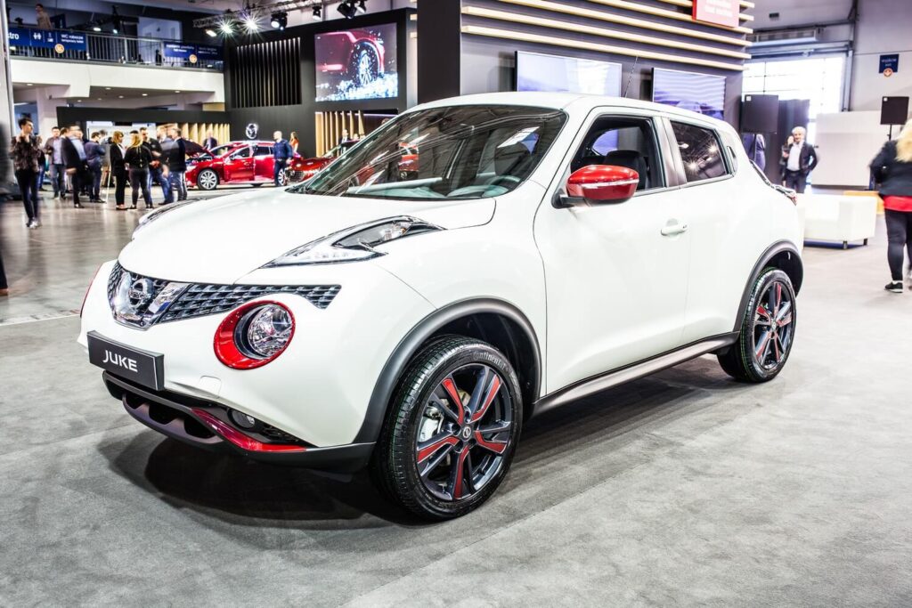 Nissan Juke stoj&iacute; na podlaze.