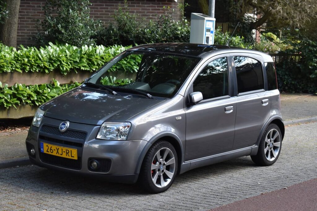 Fiat Panda 100HP stoj&iacute; u chodn&iacute;ku.