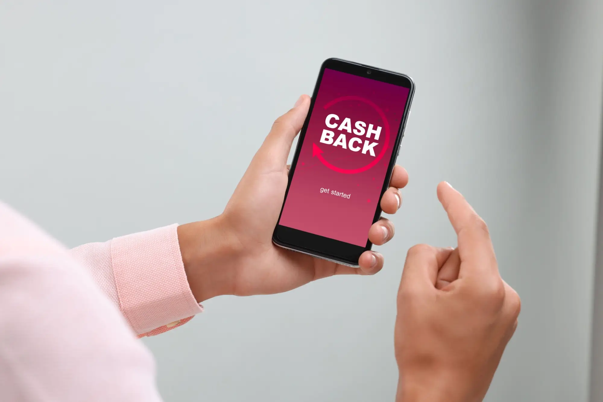 Nápis cashback na obrazovce mobilního telefonu