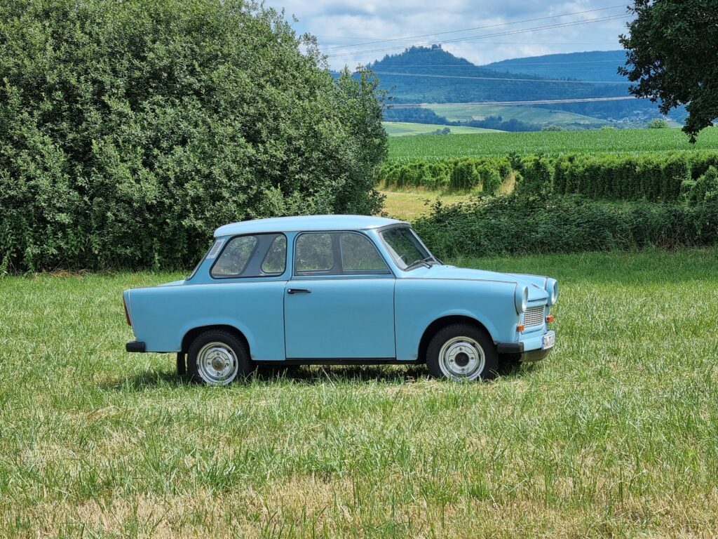 Modrý trabant na louce