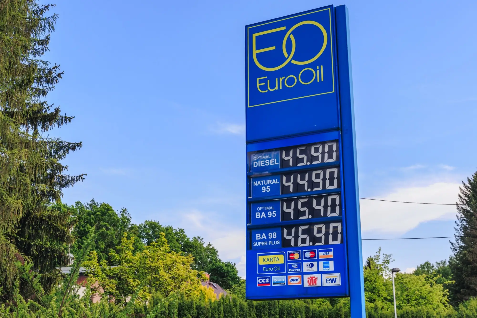 Cena pohonn&yacute;ch v roce 2022 hmot na světeln&eacute; tabuli