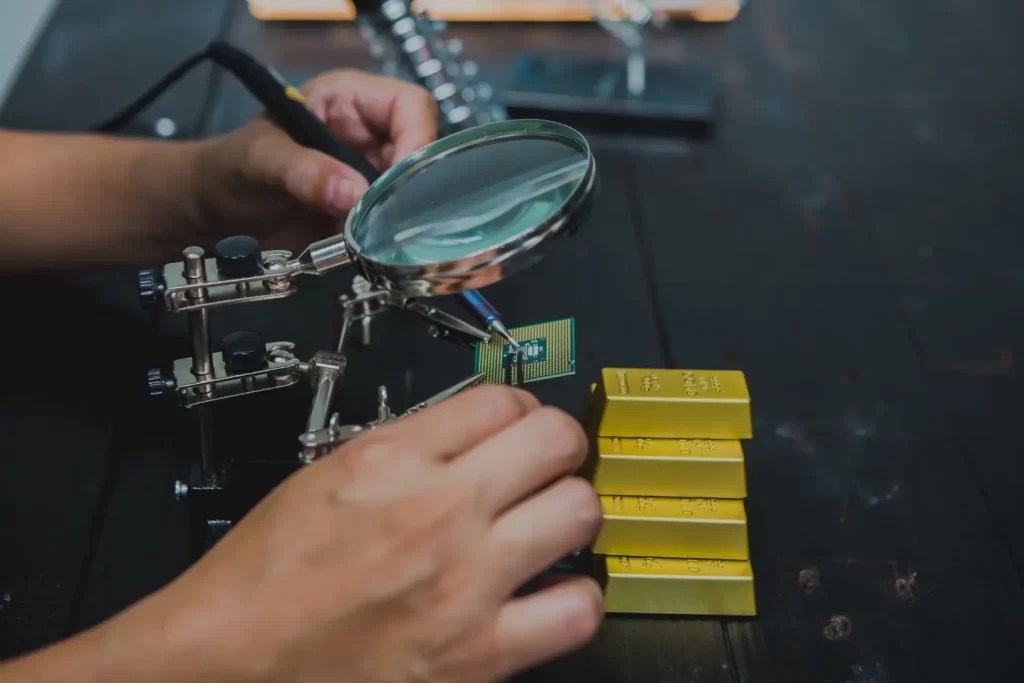 Odborník recykluje zlato.