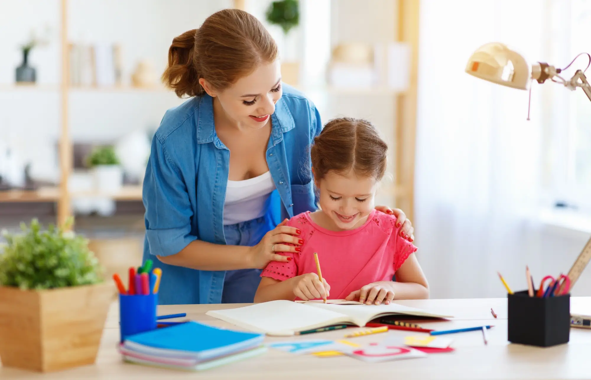 Matka pom&aacute;h&aacute; dceři s &uacute;koly