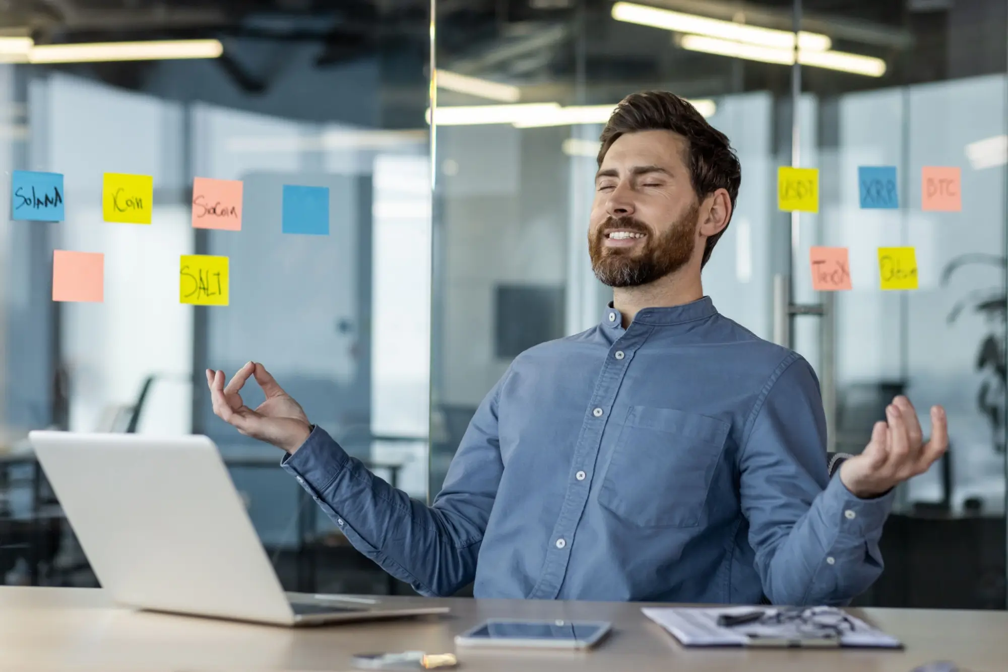 Muž meditující v práci