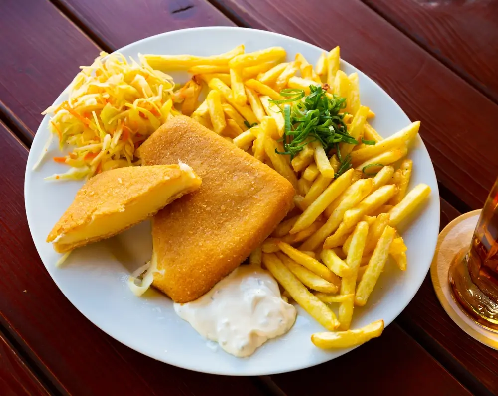 smažený sýr s hranolkama