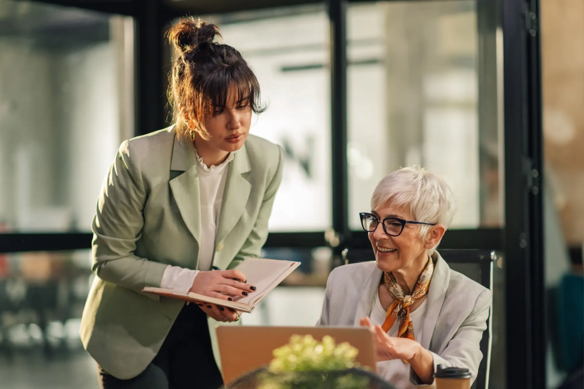 Mlad&scaron;&iacute; a star&scaron;&iacute; žena v pr&aacute;ci