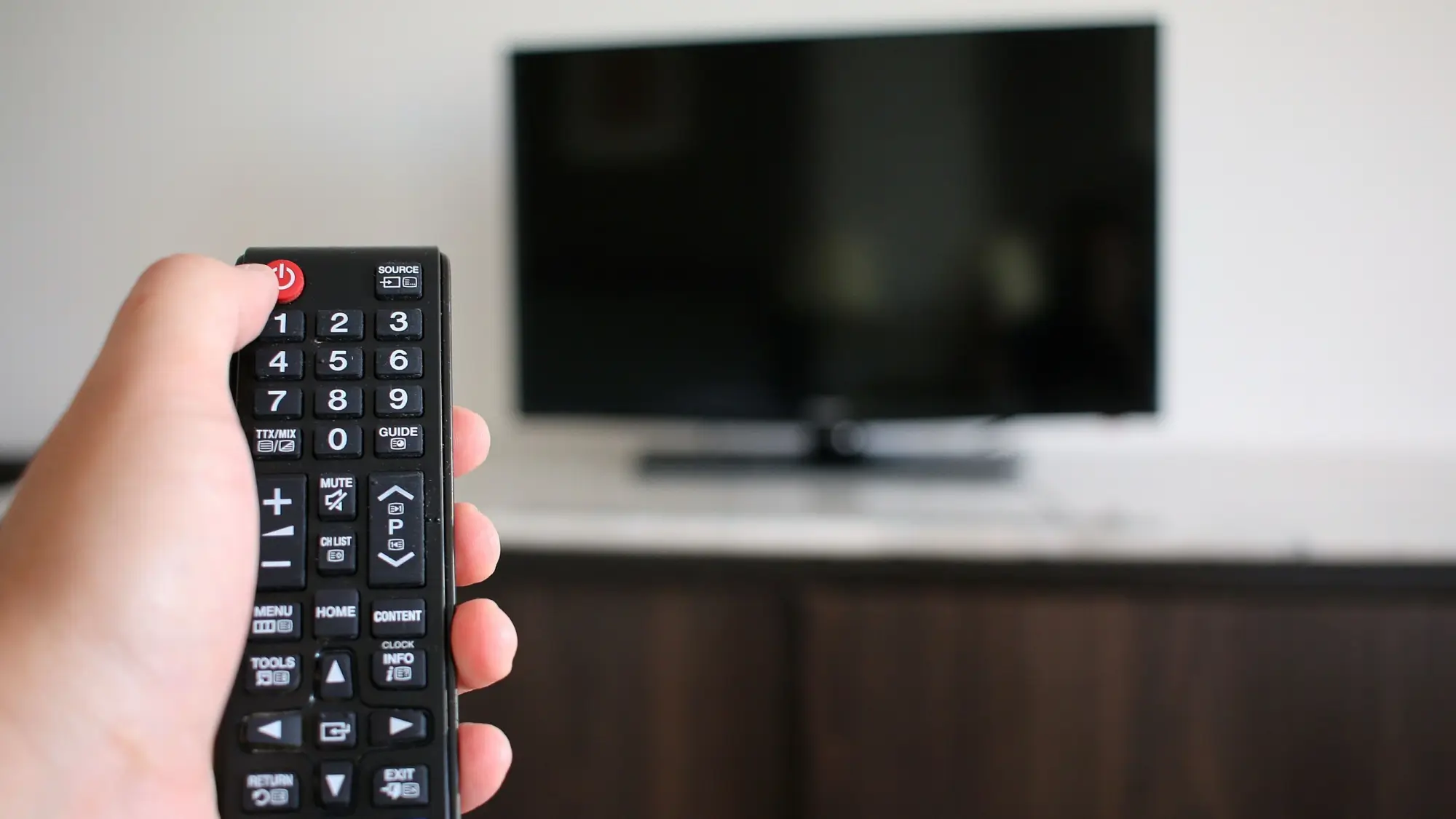 Vyp&iacute;n&aacute;n&iacute; televize ovladačem