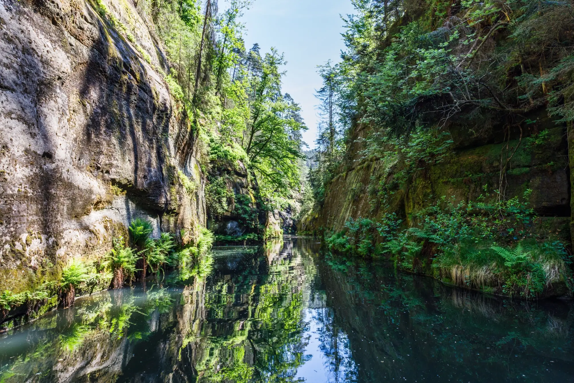 Teplé dny vyhání Čechy do přírody. Tyto nejkrásnější stezky už ožívají