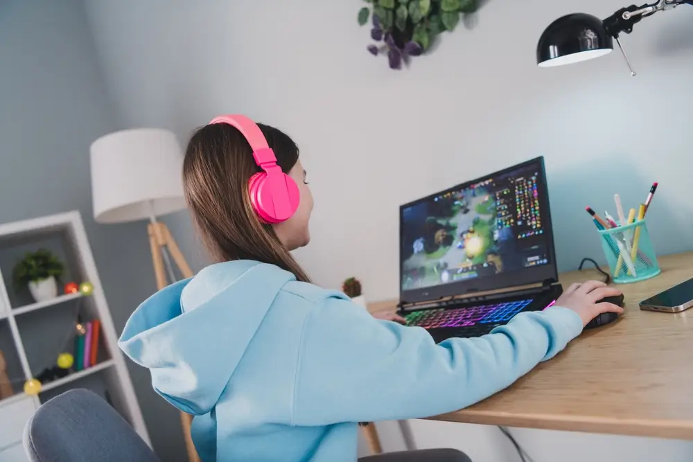 dívka na počítači