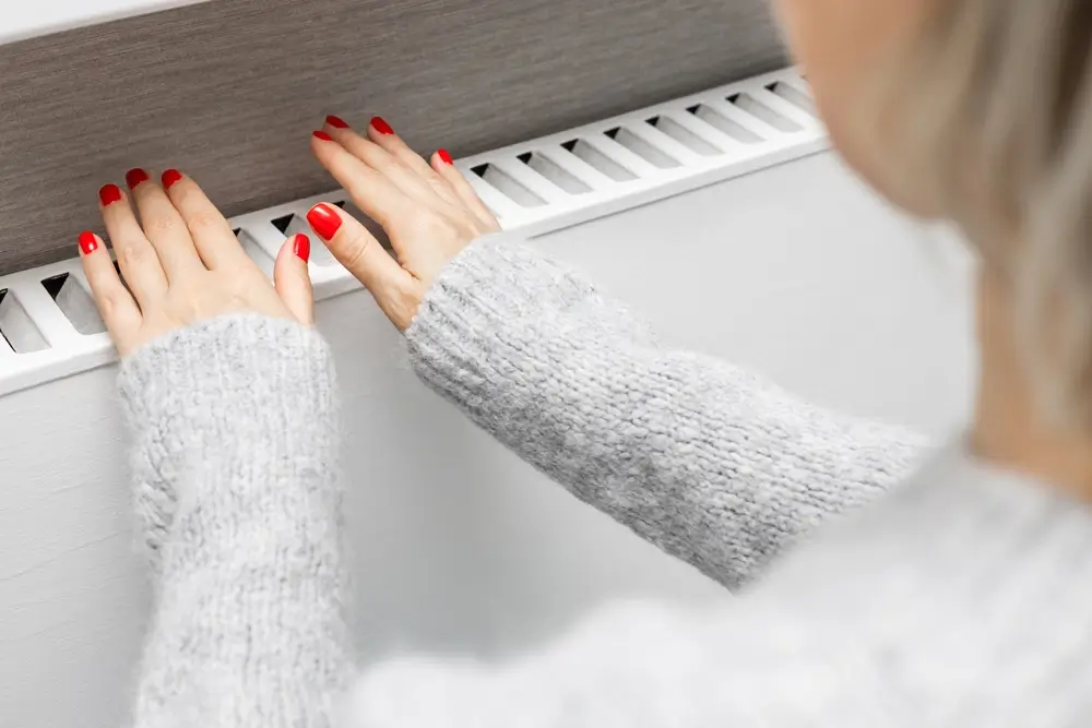 žena si ohřívá ruce