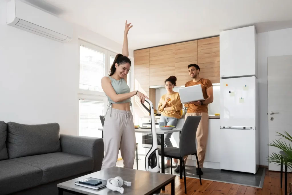 Lidé doma uklízí a pracují.