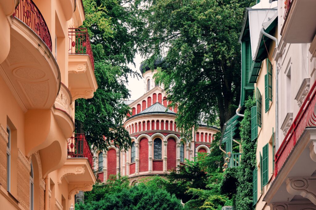 Ortodoxn&iacute; kostel uprostřed architektury v Mari&aacute;nsk&yacute;ch l&aacute;zn&iacute;ch