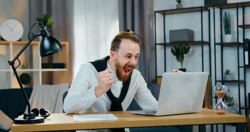 nad&scaron;en&yacute; muž u poč&iacute;tače