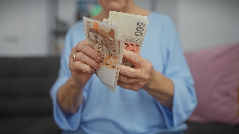 Pozor, toto by měli vědět všichni senioři. Toto jsou výhody 2025, které vám ušetří spoustu peněz