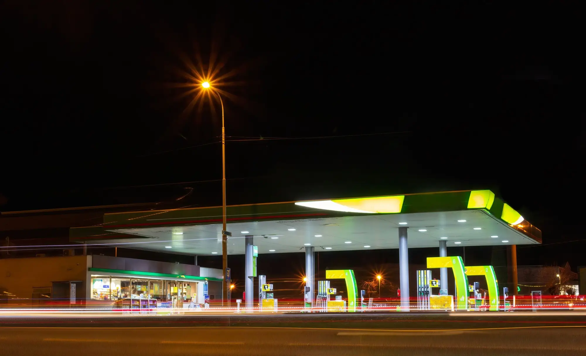 Benzinová vzpoura: Tato pumpa ignoruje normy a prodává starý dobrý benzin, který motorům svědčí