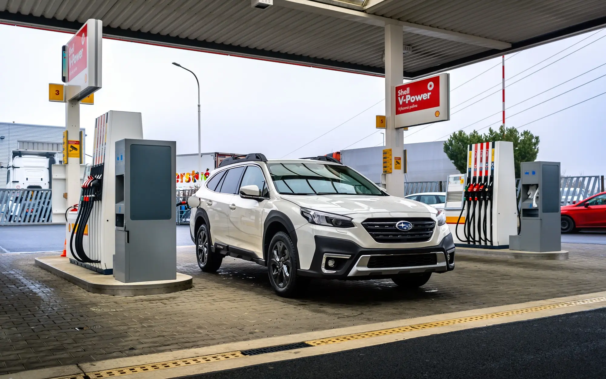 Moderní auto na benzince