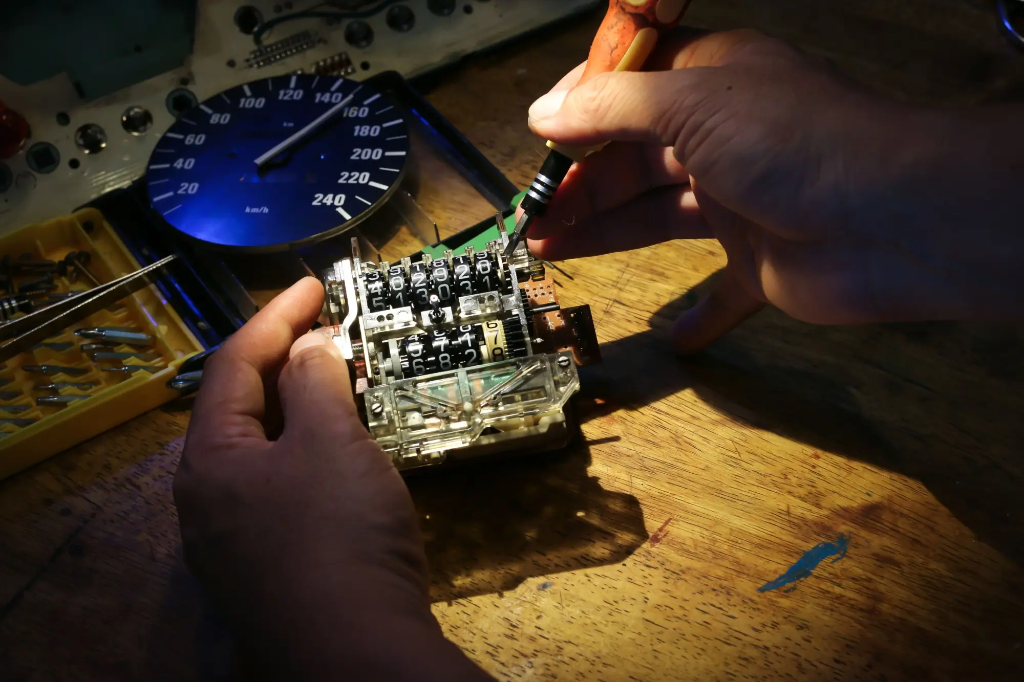 Stahování tachometru