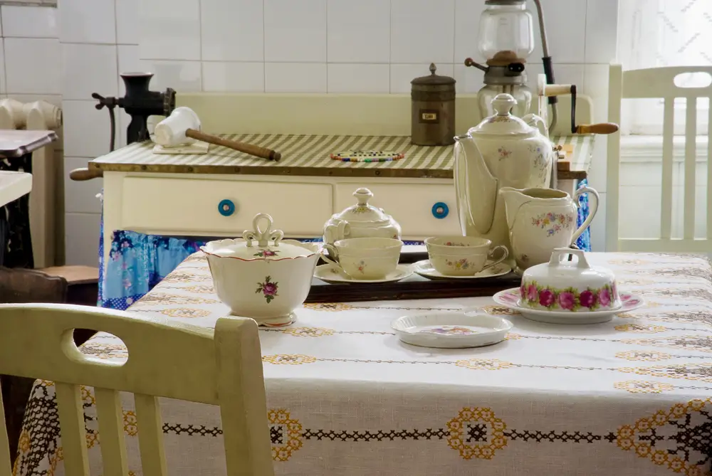 Jak poznáte, že váš starý talíř po babičce má cenu tisíců: Otočte ho a hledejte toto!