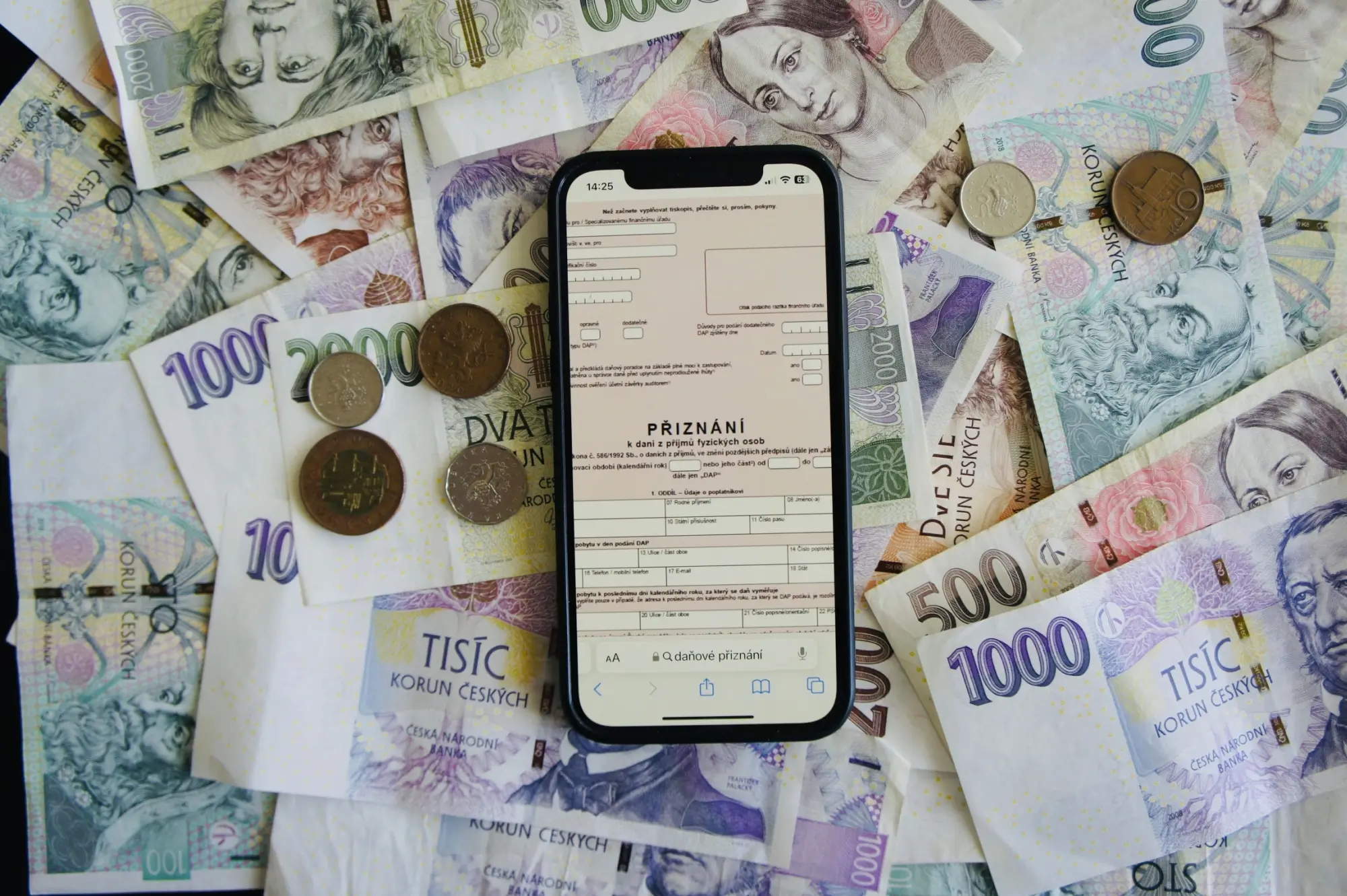 Telefon s daňov&yacute;m přizn&aacute;n&iacute;m na česk&yacute;ch bankovk&aacute;ch