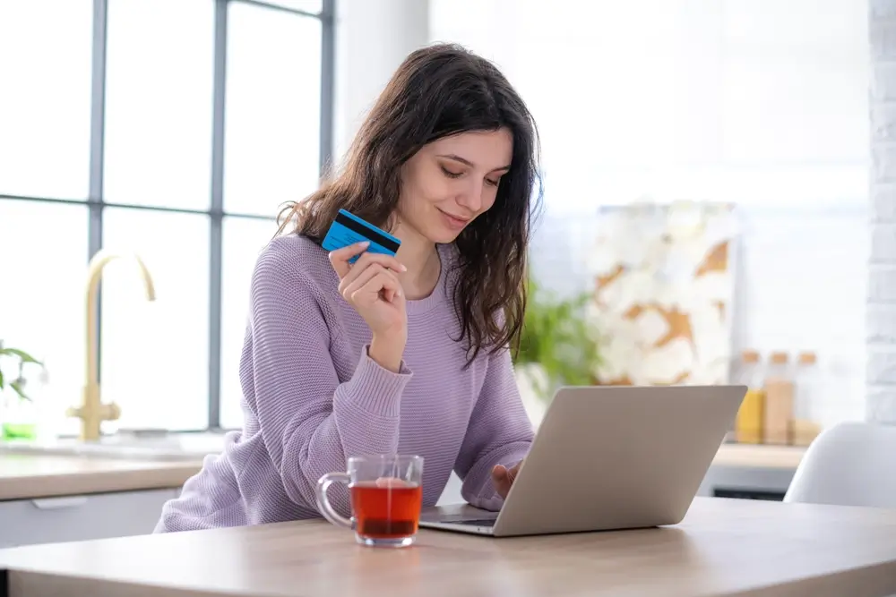 žena s kreditní kartou